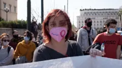 Tasarıya karşı çıkan bir grup 27 Mart'ta parlamento önünde protesto düzenledi.