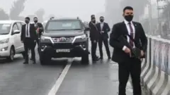وزیراعظم کا قافلہ سرحدی گاؤں حسینی والا سے 30 کلومیٹر پہلے ایک فلائی اوور پر 15 سے 20 منٹ تک پھنس گیا تھا