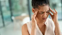Mulher com dor de cabeça