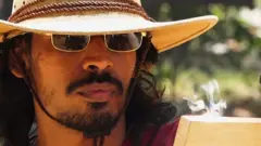 সূর্যালোক দিয়ে কাঠ পুড়িয়ে ছবি আঁকেন যে শিল্পী