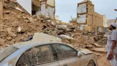 انهارت مبان عدة بسبب الفيضانات في مدينة تريم التاريخية يوم الأحد