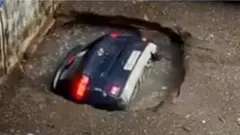जब मुम्बाईमा पुरानो इनारभित्र कार खस्यो