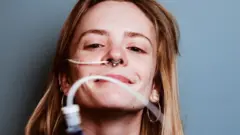 Loretta Harmes con su tubo para alimentarse.