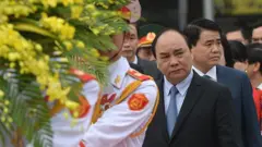 ông Nguyễn Đức Chung (đầu tiên, phải)
