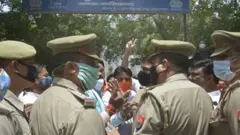உத்தரப் பிரதேச காவல்துறை அதிகாரிகள். (கோப்புப்படம் )