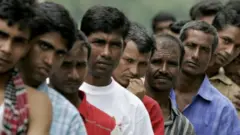 কুয়ালালামপুরে অভিবাসী বাংলাদেশী শ্রমিকরা (ফাইল ছবি)