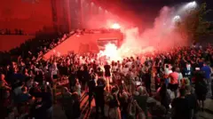 كان 34 شخصا قد أصيبوا بجروح - جروح 3 منهم خطيرة - عندما تجمهر الآلاف في منطقة مطلة على البحر في المدينة للإحتفال بفوز النادي ببطولة الدوري رغم القيود والتحذيرات