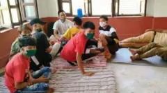 दैलेख सदरमुकामस्थित नारायण बहूमुखी क्याम्पसमा रहेको क्वारन्टीनको एउटै कोठामा बसेकाहरू