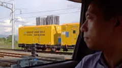 BBC中文記者從車窗內遠眺雅萬高鐵軌道