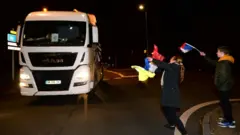 مقام‌های فرانسوی می‌گویند مانع از مسدود شهر شدن خواهند شد.