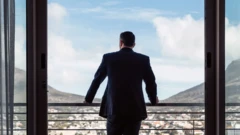 Un homme regarde par la fenêtre