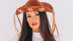 A ex-BBB Juliette Freire usando chapéu típico de cangaceiro