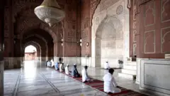 দিল্লির জামে মসজিদে এখন নামাজ পড়তে হবে এভাবে সামাজিক দূরত্ব বজায় রেখেই। ছবি তোলা হয়েছে: ৭ ইজুন, ২০২০