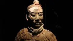 કિન શી હુઆંગની કબરમાં ટેરાકોટા યૌદ્ધાની તસવીર