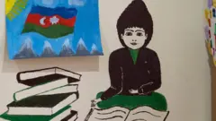 Графити и рисунок акварелью на стене школьного класса.