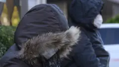 10월 한파에 중무장. 17일 오전 서울 광화문네거리에서 두꺼운 옷을 입은 시민들