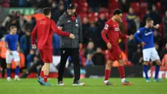 لاعبو ليفربول يحتفلون بعد المباراة