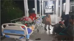 Warga Desa Muara Sikabaluan, Pulau Siberut, berada di luar bangunan rumah dan rumah sakit setelah gempa melanda Kepulauan Mentawai, pada Selasa (25/04).