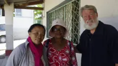 Le Père Pedro (à droite), fondateur de l'association Akamasoa