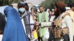 Kabil havaalanı yakınında Taliban militanı