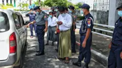နယ်ကျော်သွားလာသူတွေ ကိုစစ်ဆေး နေ