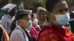 বাংলাদেশে ঢাকায় অনেকেই ঘরের বাইরে মুখোশ পরছেন