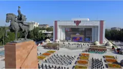 Кыргызстан эгемендик майрамында массалык иш чараларды өткөргөн жок. Бир гана Бишкекте Ала-Тоо аянытнда майрамды кконцерт тартууланып, президент Сооронбай Жээнбеков ак халатчандардын коштоосунда отуруп көрдү.