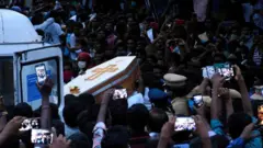 مقامی میڈیا میں جب باپ اور بیٹے پر دورانِ حراست مبینہ تشدد کی تفصیلات سامنے آنا شروع ہوئیں تو انڈیا بھر میں لوگوں نے غصے کا اظہار کرتے ہوئے پولیس اہلکاروں کے خلاف کارروائی کرنے کا مطالبہ کیا۔