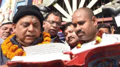 हनुमान मंदिर के सामने नीरज कुमार