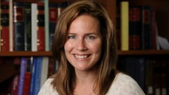 Amy sorri para foto em biblioteca