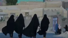 نساء يسرن في أحد الشوارع بأفغانستان