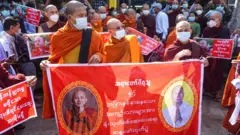 ဦးဝီရသူကို ရုံးထုတ်စစ်ဆေးပေးရေးအတွက် အင်းစိန်ထောင်ရှေ့မှာ ဇန်နဝါရီ ၁၆ ရက်နေ့ကတောင်းဆိုခဲ့ကြ