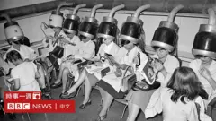 法國巴黎某理髮店的女賓電發區（1944）