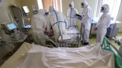 врачи