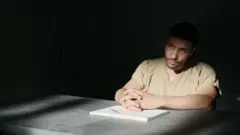 Tahar Rahim sebagai Mohamed Oud Slahi dalam "The Mauritanian"