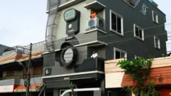 مصور هندي يبني منزلًا على شكل كاميرا ويطلق على أبنائه أسماء شركات التصوير