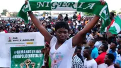 নাইজেরিয়ায় পুলিশের নিপীড়ন-নির্যাতনের বিরুদ্ধে জনরোষ এমন এক জোরালো আন্দোলন তৈরি করেছে যা সরকারের ক্ষমতার ভীত নড়িয়ে দিয়েছে