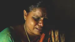 இலங்கை கடலுக்குள் சட்டவிரோதமாக நுழைந்ததாகக் கூறி இந்திய மீனவர்கள் சிலரை இலங்கை கடற்படை கைது செய்துள்ளது. அவர்கள் அந்நாட்டு நீதிமன்ற உத்தரவுப்படி சிறையில் அடைக்கப்பட்டுள்ளனர்.