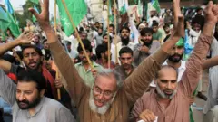 تظاهرکنندگان در شهر لاهور پاکستان از کشمیری ها حمایت می کنند - ششم اوت
