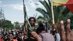 محتفلون في ميكيلي يحملون إحدى جنديات قوات الدفاع عن تيجراي