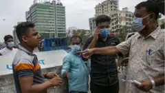 বুধবার ঢাকা মহানগর পুলিশের কমিশনার জানিয়েছিলেন পহেলা জুলাই থেকে এক সপ্তাহ জরুরি প্রয়োজন ছাড়া ঘর থেকে বের হলে 'কঠোর' ব্যবস্থা গ্রহণ করা হবে।