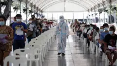 ประชาชนเข้าแถวตรวจโควิด