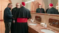 Fernando Meirelles e os atores Jonathan Pryce e Anthony Hopkins