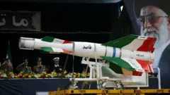 ইরানের এক সামরিক প্রদর্শনীতে একটি সারফেস-টু-এয়ার মিসাইল।