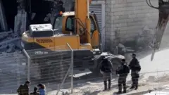 Israeli army bulldozer demolishes building in Sur Baher (22/07/19)