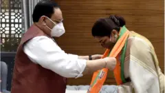 ఖుష్బూకు బీజేపీ కండువా కప్పుతున్న పార్టీ అధ్యక్షుడు జేపీ నడ్డా