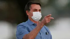Bolsonaro con mascarilla