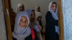 Niñas en una escuela segregada por género en Kabul, el 15 de septiembre de 2021.