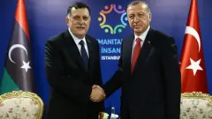 أردوغان (يمين) وفايز السراج (يسار)