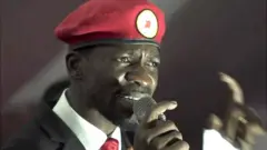 Inkofero ya Bobi Wine isanzwe yambarwa n'abanywanyi biwe ifatwa na leta ko ari iya gisirikare